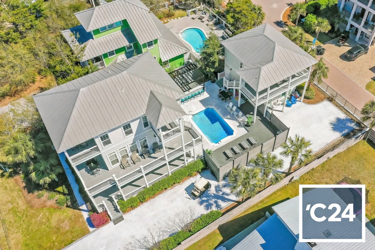 Vista aérea de casa con piscina en Naples Florida